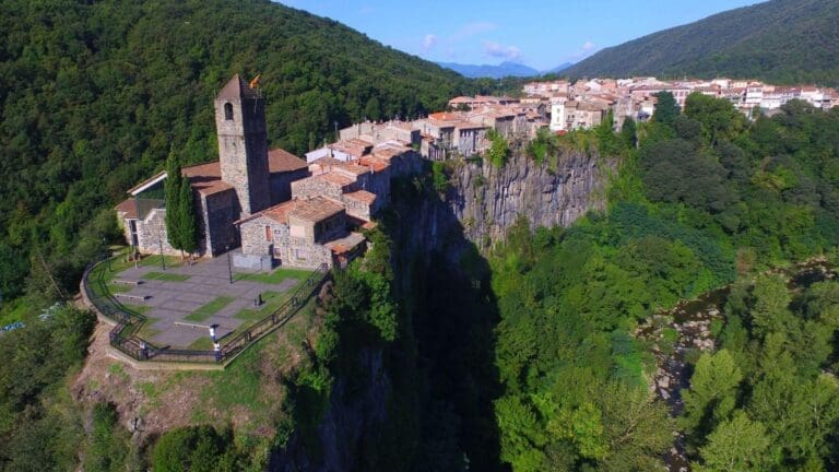 8. Cinglera basàltica de Castellfollit de la Roca
