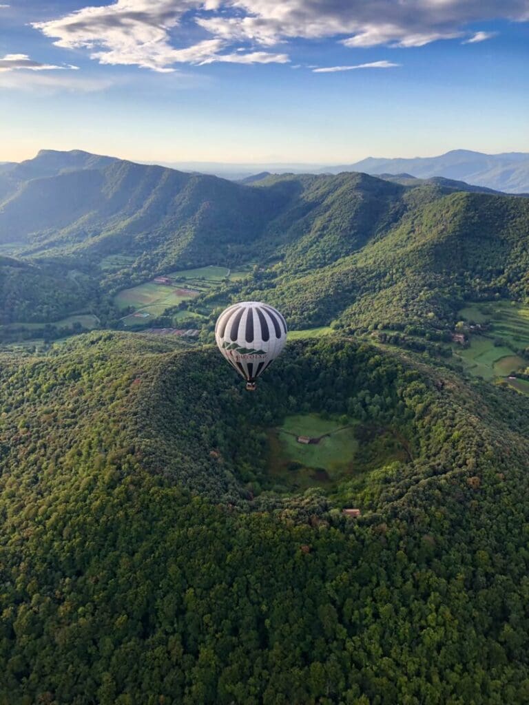 Balloon flight between volcanoes