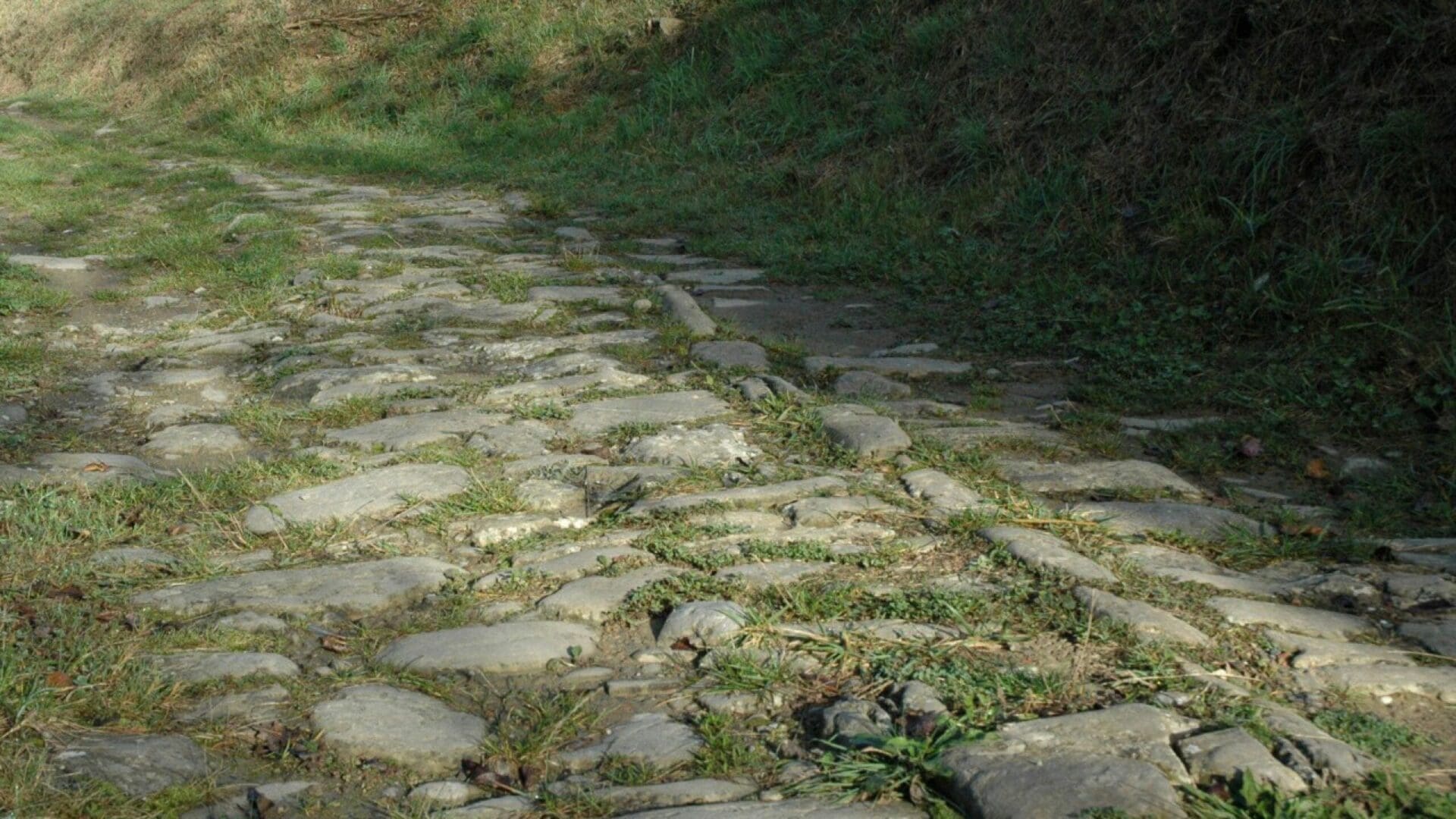 Via romana de Capsacosta des de St Salvador de Bianya o pas dels Traginers. Ruta 1 Vall dels Sentits