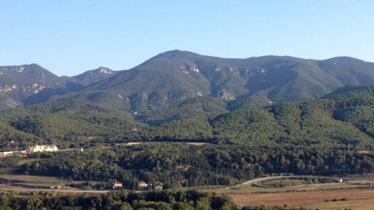 Pujada a la mare de Déu del Mont des de Beuda. Ruta 2 Beuda