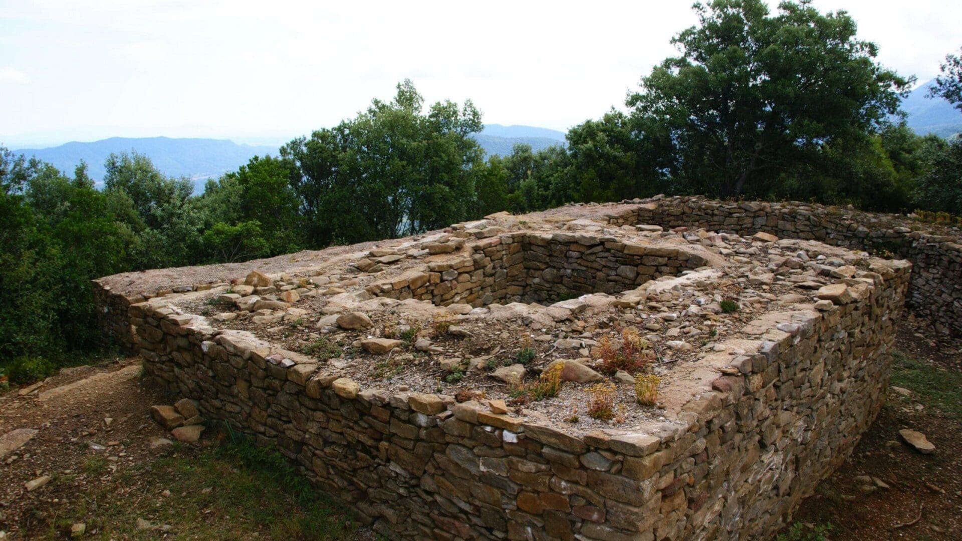 El Santuari de Santa Maria de Finestres i el poblat ibèric de la Palomera. Ruta 8 Garrotxa