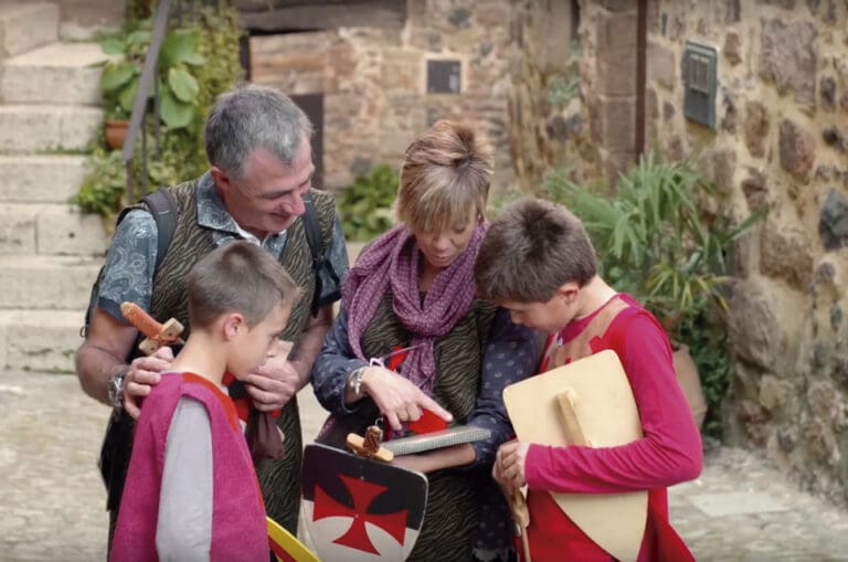 Jugar a fer de cavaller amb la Motxilla de la Blanca a Santa Pau