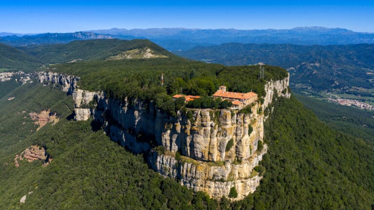 Sant Feliu de Pallerols, Sant Pere Sacosta, El Far. Itinéraire 25 du Parc Naturel