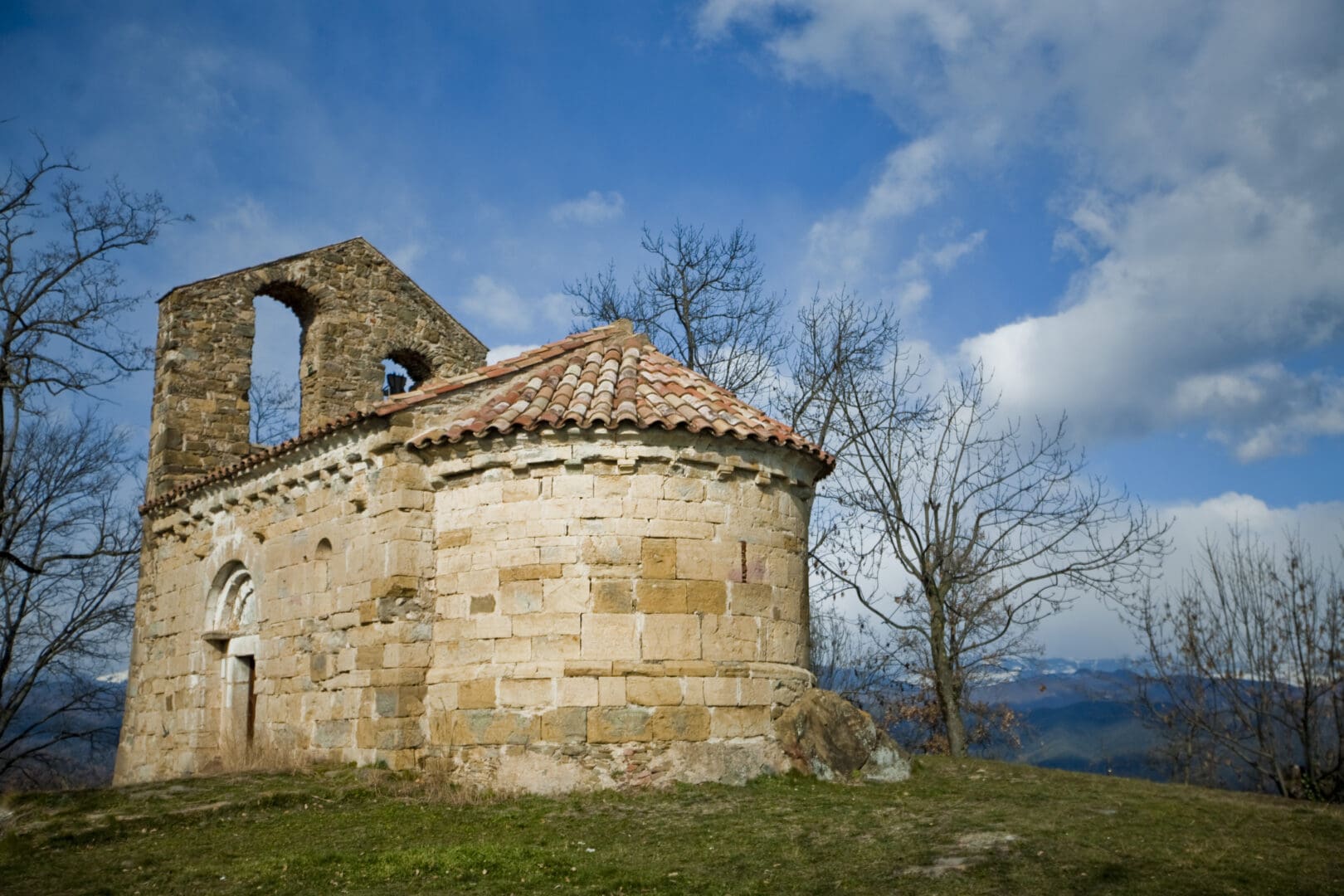 Sant Miquel del Mont, el mirador de la Vall de Bianya. Ruta 5 Vall dels Sentits