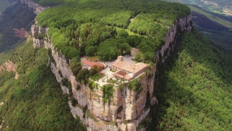 Sant Feliu de Pallerols, Sant Pere Sacosta, el Far. Itinerari 25 Parc Natural