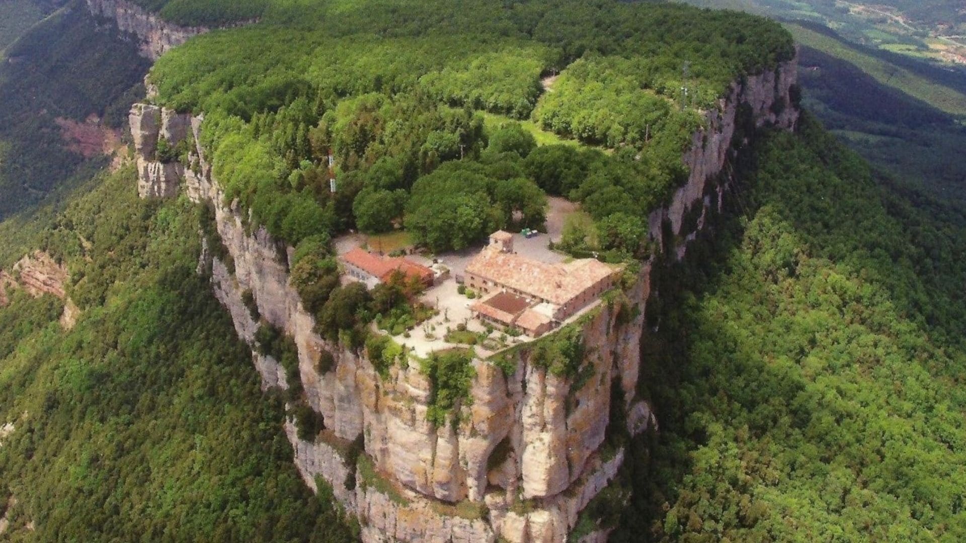 Sant Feliu de Pallerols, Sant Pere Sacosta, el Far. Itinerari 25 Parc Natural