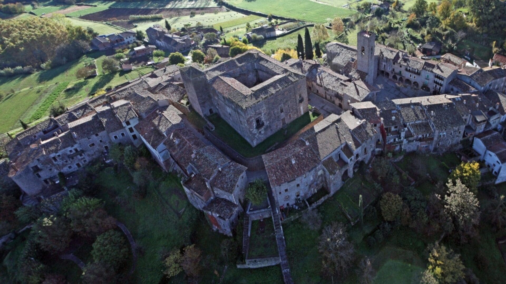 Tret de sortida de la campanya de micromecenatge Salvem el Castell de Santa Pau