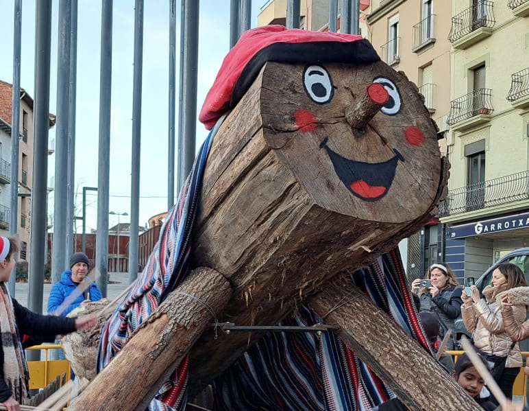 Instal·lació del Tió Gegant de l’Associació de Comerciants d’Olot