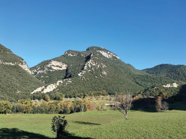 Surgències, engolidors i roques a la vall de Riu