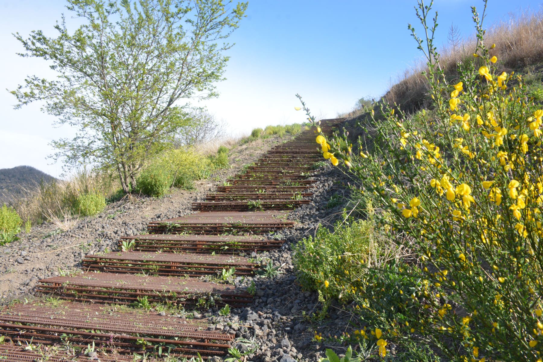 El volcán del Montsacopa estrena un acceso más sostenible e integrado en el paisaje