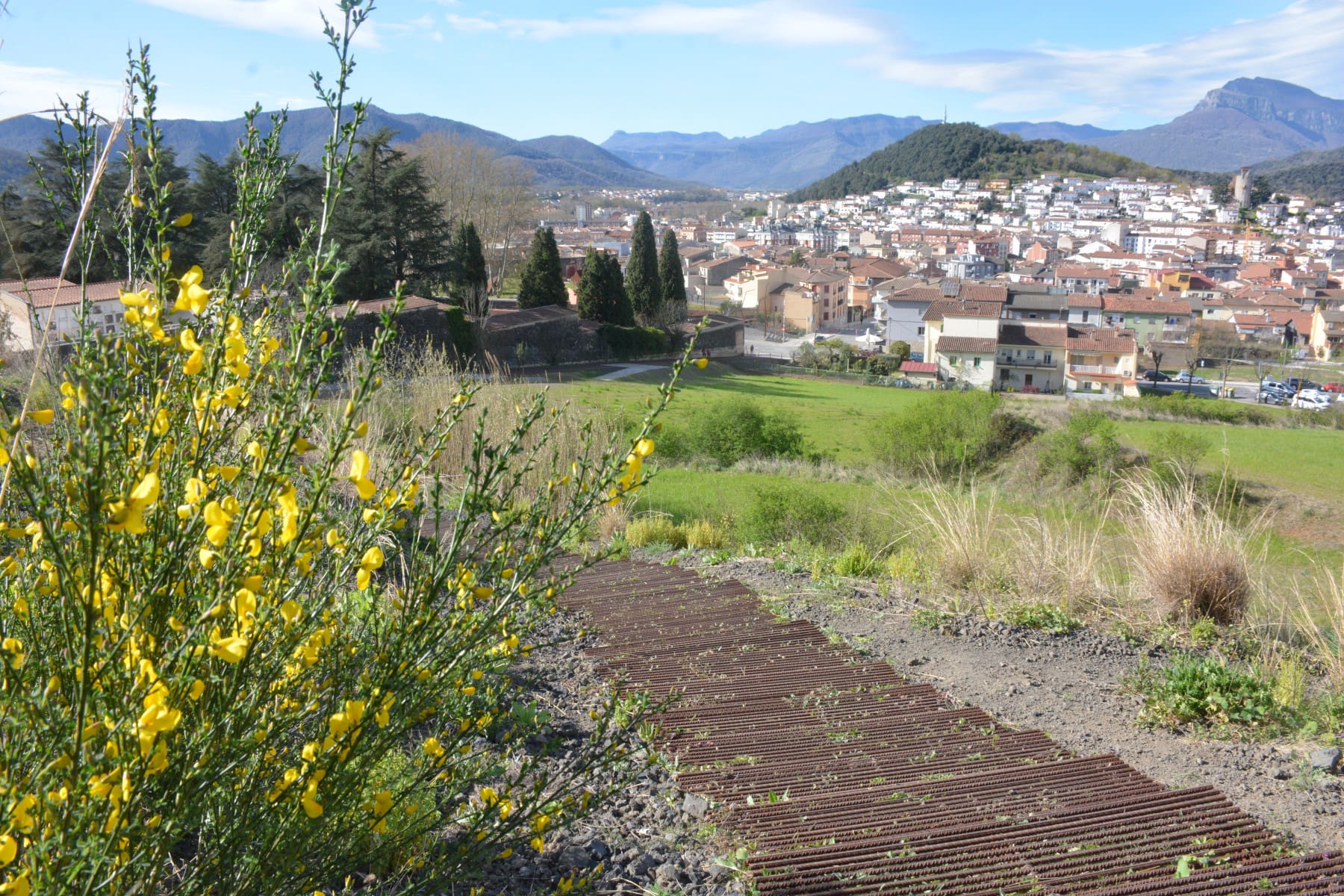 El volcán del Montsacopa estrena un acceso más sostenible e integrado en el paisaje