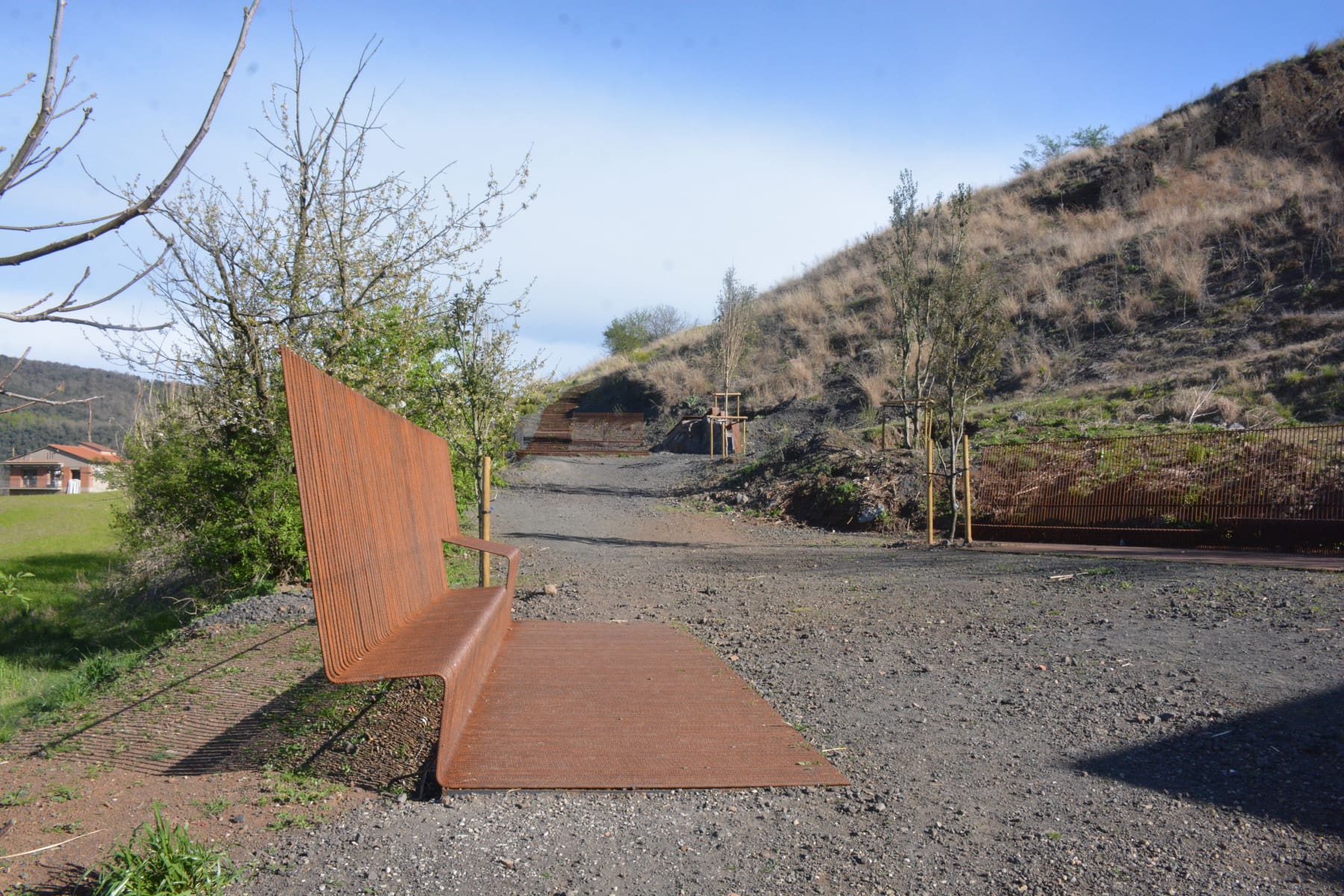 El volcán del Montsacopa estrena un acceso más sostenible e integrado en el paisaje