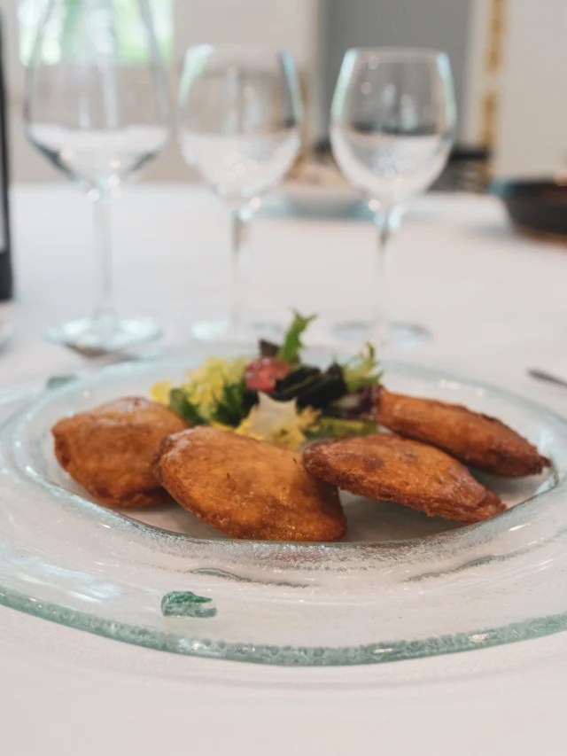 🍽 Cruixents per fora, suaus i cremoses per dins. Les mítiques patates de la Deu són molt més que un plat: són una tradició que ha passat de generació en generació i un dels sabors més emblemàtics de la comarca 🥔

@itinerannia_senders @pngarrotxa @costabravapirineu @visitpirineus @catalunyaexperience @descobreixcatalunya 
@somgastronomia @foodcostabrava @garrotxahostalatge @delitgastronomic