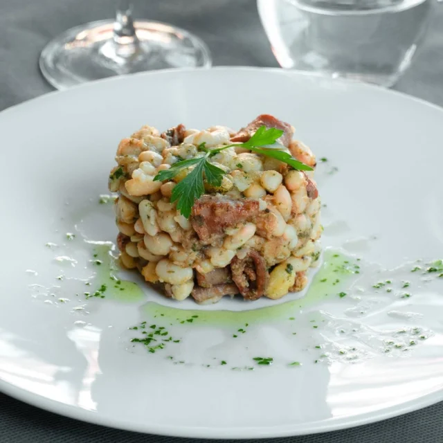 😋 El Fesol de Santa Pau és un producte de proximitat que forma part de la identitat gastronòmica de la Garrotxa. A l'estiu, és perfecte en amanides i plats frescos; a l'hivern, es converteix en l'ingredient protagonista de receptes tradicionals que reconforten.

📍 Olot, La Garrotxa
📸 @laperlarestaurant.olot

@consorci.enpaltagarrotxa @pngarrotxa @costabravapirineu @visitpirineus @catalunyaexperience @descobreixcatalunya @somgastronomia @foodcostabrava @garrotxahostalatge @delitgastronomic