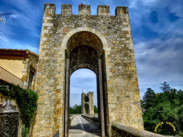 🌉 OH! Besalú: una porta oberta a la història.

Hi ha llocs que impressionen abans fins i tot de trepitjar-los. El pont medieval de Besalú n'és un. Amb la seva silueta inconfusible sobre el riu Fluvià, fa segles que dona la benvinguda a viatgers, mercaders i visitants 🚶

Construït entre els segles XI i XII, és una de les icones patrimonials de Catalunya i el símbol d'una vila que conserva l'encant dels seus carrers empedrats, les places i els edificis que expliquen la seva història ✨

📸 @jordi.vida 

@itinerannia_senders @costabravapirineu @visitpirineus @catalunyaexperience @descobreixcatalunya @besalu_turisme