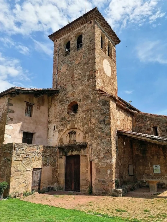 ⛪Situada al cor de la Vall de Bianya, aquesta església romànica ens recorda la importància que van tenir les petites parròquies rurals en la configuració del territori i en la vida de les seves comunitats.

Construïda entre els segles XII i XIII, destaca per l'harmonia de les seves proporcions, la sobrietat de les seves formes i la bellesa del seu entorn 🌿

Visitar-la és descobrir un fragment de la història de la Garrotxa, on patrimoni, paisatge i tranquil·litat formen un conjunt únic 📖

📍Santa Margarida de Bianya (La Vall de Bianya)
📸@davidsalavila

@itinerannia_senders @consorci.enpaltagarrotxa @pngarrotxa @costabravapirineu @visitpirineus @catalunyaexperience @descobreixcatalunya @aj_valldebianya