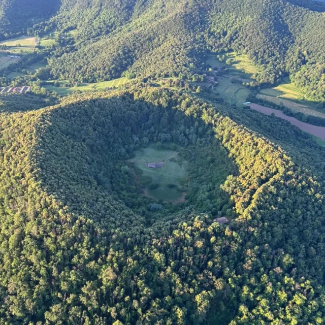 La Garrotxa, vista des del cel, també és sorprenent! 💚

📍 Santa Pau, Parc Natural de la Zona Volcànica de la Garrotxa
📸 @voldecoloms 

@itinerannia_senders @consorci.enpaltagarrotxa @pngarrotxa @costabravapirineu @visitpirineus @catalunyaexperience @descobreixcatalunya