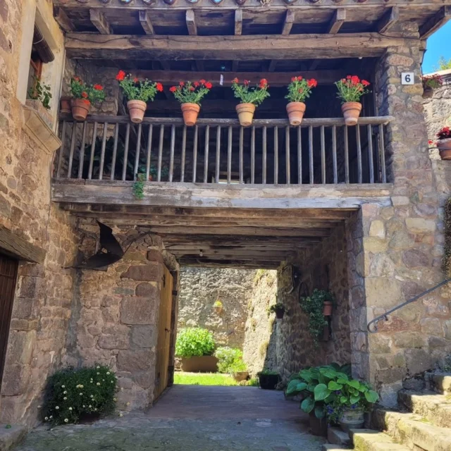 L'autenticitat no es construeix. Es conserva.🌱

📍 La Vall d'en Bas
📸 @ingiroconlunesco

@itinerannia_senders @consorci.enpaltagarrotxa @pngarrotxa @costabravapirineu @visitpirineus @catalunyaexperience @descobreixcatalunya