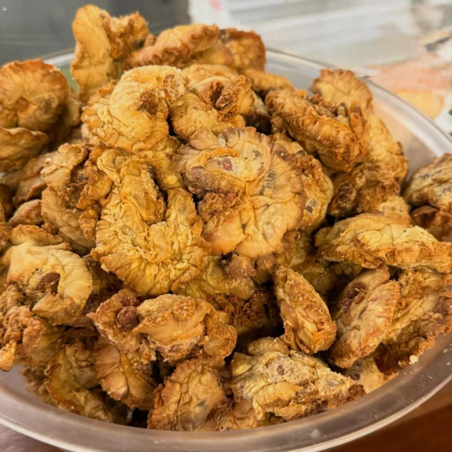 👩‍🍳Cruixents, intensos i amb molta història. Els llardons (o greixons, com també se'ls coneix) són un dels productes tradicionals de la gastronomia de la Garrotxa 🌋

Nascuts de l'aprofitament del porc, avui continuen formant part de moltes receptes, des de la clàssica coca de llardons fins a plats que reinventen la tradició.

Perquè descobrir la Garrotxa també és fer-ho a través dels seus sabors més autèntics. 

✨ Els has tastat mai?

📸 @cooperativa_verntallat 

@itinerannia_senders @consorci.enpaltagarrotxa @pngarrotxa @costabravapirineu @visitpirineus @catalunyaexperience @descobreixcatalunya 
@somgastronomia @foodcostabrava @garrotxahostalatge @delitgastronomic