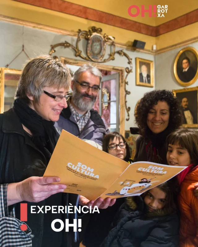 Un misteri per resoldre... t'atreveixes a descobrir qui és el culpable? 🕵️‍♀️

Endinsa't a Can Trincheria, una elegant casa senyorial del segle XVIII, on hauràs de seguir les pistes, observar cada detall i treballar en equip per resoldre un crim ple d'incògnites.

I, per començar la investigació amb bon peu, res millor que una xocolata desfeta amb coca d'elaboració local. 😋

Una experiència que combina patrimoni, història, joc i gastronomia. Ideal per compartir amb amics, família o companys. La proposta inclou una introducció històrica, un joc col·laboratiu per resoldre el misteri i una visita guiada per descobrir els secrets i les anècdotes de Can Trincheria.

🔎 Acceptes el repte?

📆 Tot l'any- excepte
🕒 2 hores
⭐ Dificultat baixa
📝 @educart_cat 
ℹ  Misteri a Can Trincheria i tast de xocolata desfeta
https://ohgarrotxa.com/proposta/misteri-a-can-trincheria-i-tast-de-xocolata-desfeta/

Link a la bio ➡️ propostes per gaudir de la Garrotxa.

@pngarrotxa @consorci.enpaltagarrotxa  @costabravapirineu @visitpirineus @descobreixcatalunya @catalunyaexperience @descobreixolot