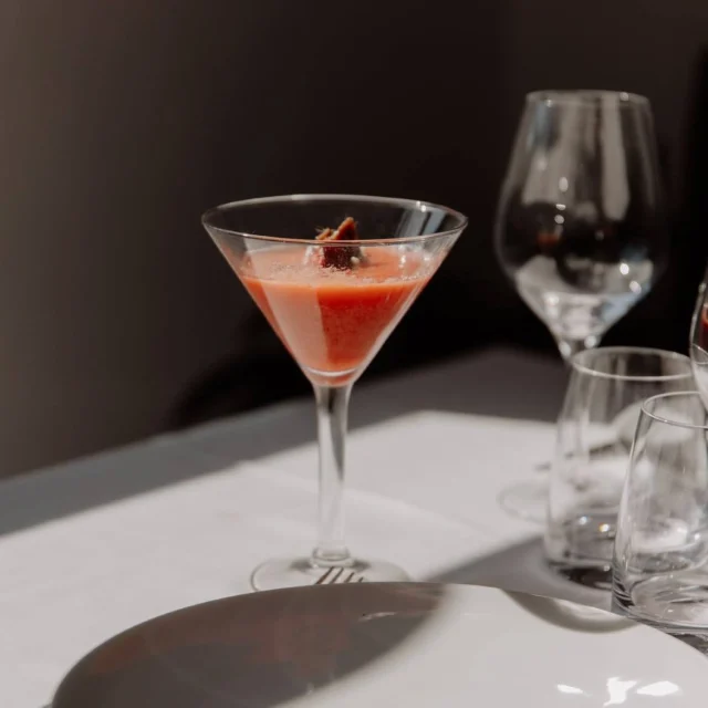 🍸 Una taula, bona companyia, productes de proximitat... i aquelles converses amb una bon entorn. Què més es pot demanar?

📍 Olot - La Garrotxa
📸 @laquintajusta 

@itinerannia_senders @consorci.enpaltagarrotxa @pngarrotxa @costabravapirineu @visitpirineus @catalunyaexperience @descobreixcatalunya 
@somgastronomia @foodcostabrava @garrotxahostalatge @delitgastronomic