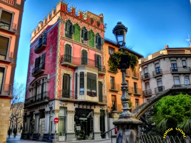 Passejar pels carrers d'Olot és descobrir una ciutat on l'arquitectura explica històries. A finals del segle XIX i principis del XX, coincidint amb un període de prosperitat econòmica i efervescència cultural, la ciutat es va omplir d'edificis que encara avui sorprenen pels seus colors, detalls ornamentals, esgrafiats, forja artística i formes inspirades en la natura 🕍

📍Casa Gaietà-Vila (Olot)
📸@jordi.vida

@itinerannia_senders  @costabravapirineu @visitpirineus @catalunyaexperience @descobreixcatalunya