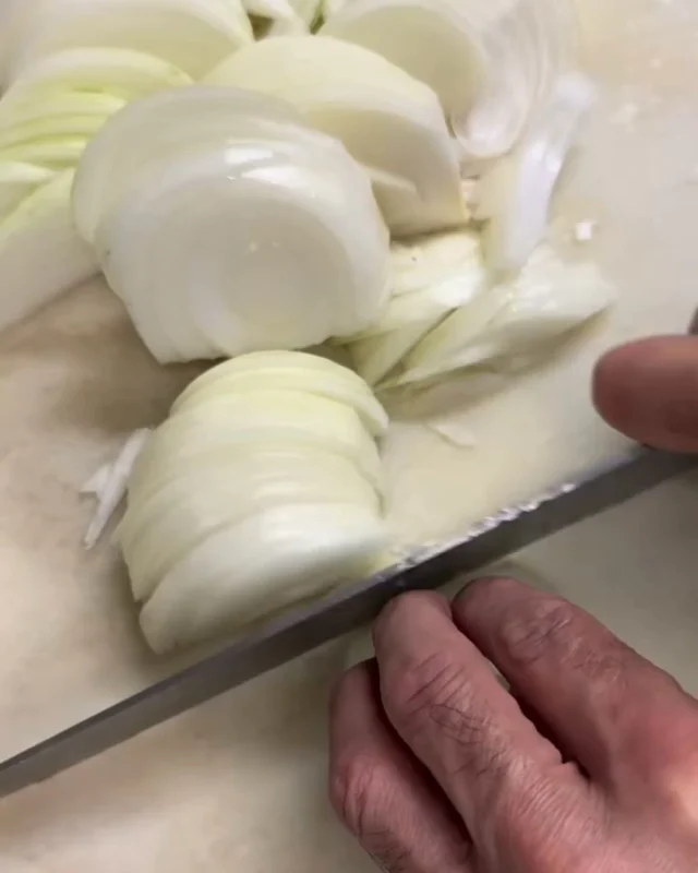 🍽️️La cuina volcànica neix dels productes locals, de les receptes de sempre i de la creativitat dels nostres cuiners.

Al restaurant La Deu, la tradició i el producte local es troben a taula per oferir una experiència amb gust de Garrotxa 🌋

🥘 Perquè descobrir un territori també és assaborir-lo.

📸 @restaurantladeu 

@itinerannia_senders @pngarrotxa @costabravapirineu @visitpirineus @catalunyaexperience @descobreixcatalunya 
@somgastronomia @foodcostabrava @garrotxahostalatge @delitgastronomic