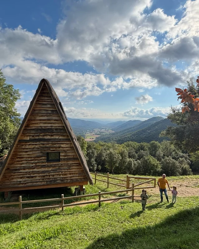🥾Després d'un dia caminant entre volcans, descobrint pobles amb encant o assaborint la gastronomia local, arriba el moment de relaxar-se🧘‍♀️

A la Garrotxa trobaràs allotjaments per a tots els gustos: hotels i hostals amb encant, cases rurals, càmpings, apartaments i albergs. Sempre envoltats d'un entorn natural excepcional que converteix cada estada en una experiència ✨

https://ohgarrotxa.com/planifica/on-dormir/

📍@cabanyesentrevalls - La Vall de Bianya
📸 @descobrircat 

@itinerannia_senders @consorci.enpaltagarrotxa @pngarrotxa @costabravapirineu @visitpirineus @catalunyaexperience @descobreixcatalunya