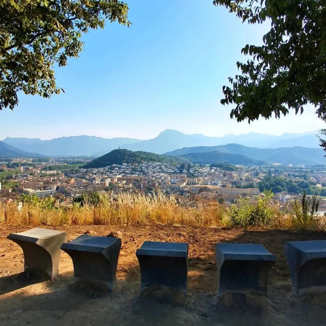 Pujar al volcà del Montsacopa (popularment conegut com a Sant Francesc) és mirar Olot des d'una altra perspectiva. Des de dalt, la ciutat s'estén als nostres peus, envoltada de muntanyes i d'un paisatge que ens recorda, a cada mirada, que som en terra de volcans 🌋

📸@valiskan

@itinerannia_senders @pngarrotxa @costabravapirineu @visitpirineus @catalunyaexperience @descobreixcatalunya