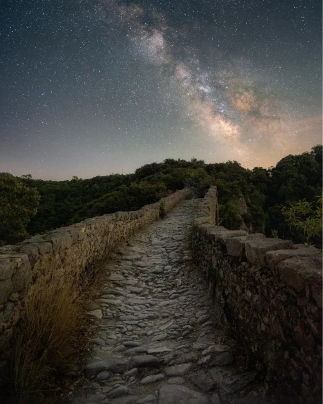 🌕 Aquesta nit, la mirada s'alça cap al cel.

L'eclipsi lunar ens recorda que, de tant en tant, la natura ens regala espectacles que només cal aturar-se a contemplar 🔭

📍Pont del Llierca- Tortellà
📸@rubenramsc

@itinerannia_senders @consorci.enpaltagarrotxa @costabravapirineu @visitpirineus @catalunyaexperience @descobreixcatalunya