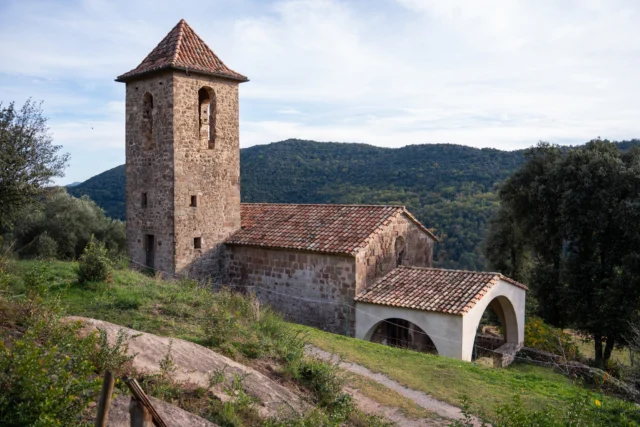 ⛪ Petites esglésies que expliquen grans històries

Pedra, silenci i natura es troben en un indret on el patrimoni cultural i el paisatge formen un tot inseparable. Un testimoni del nostre passat que ens recorda la importància de conservar i donar valor a les petites joies que trobem repartides per tota la Garrotxa ✨

📍Sant Miquel de la Miana (Sant Ferriol)

@itinerannia_senders @costabravapirineu @visitpirineus @catalunyaexperience @descobreixcataluny
