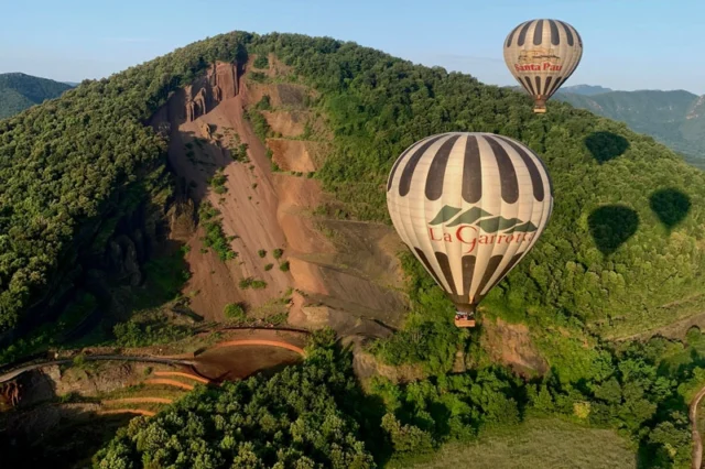 🌋El Croscat ens recorda que a la Garrotxa vivim sobre una terra singular. Una terra nascuda del foc que, amb el pas del temps, ha modelat el paisatge, els boscos i els conreus, però també la nostra manera de viure i d’entendre el territori 🌱

📍Santa Pau
📸@voldecoloms

@itinerannia_senders  @pngarrotxa @costabravapirineu @visitpirineus @catalunyaexperience @descobreixcatalunya