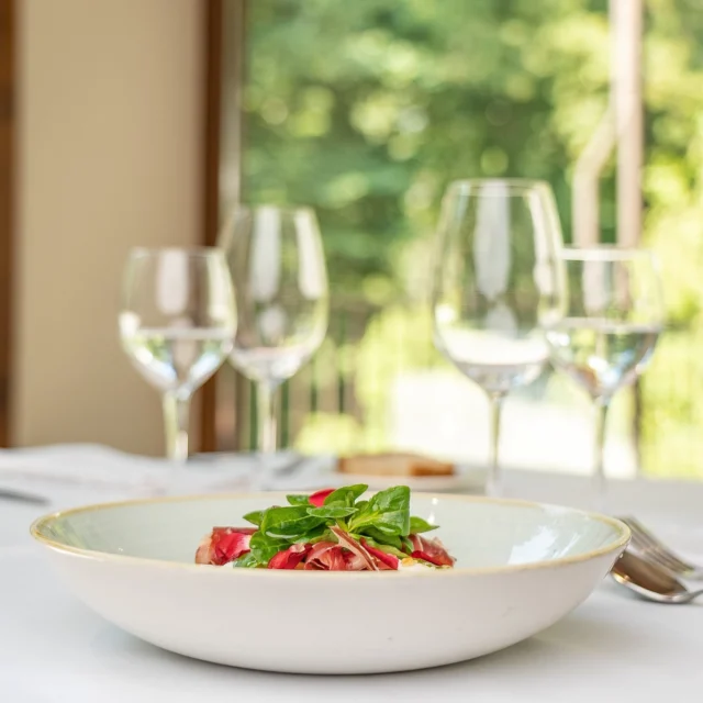 🍽 Plats frescos, productes de temporada i una cuina que sap aprofitar tot el que ens dona el territori. La gastronomia garrotxina s’adapta a cada moment de l’any i, quan arriba la calor, ens convida a descobrir sabors més lleugers, frescos i plens de color 🥗

📸@restaurantlamoixina

@itinerannia_senders @consorci.enpaltagarrotxa @pngarrotxa @costabravapirineu @visitpirineus @catalunyaexperience @descobreixcatalunya 
@somgastronomia @foodcostabrava @garrotxahostalatge @delitgastronomic